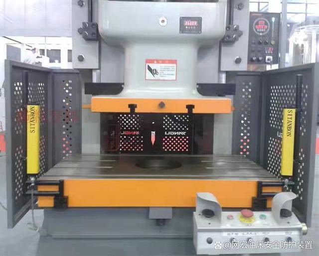 網宏高端聯動帶側鎖機構沖床安全門 滿足日企嚴苛要求的沖壓設備防護解決方案
